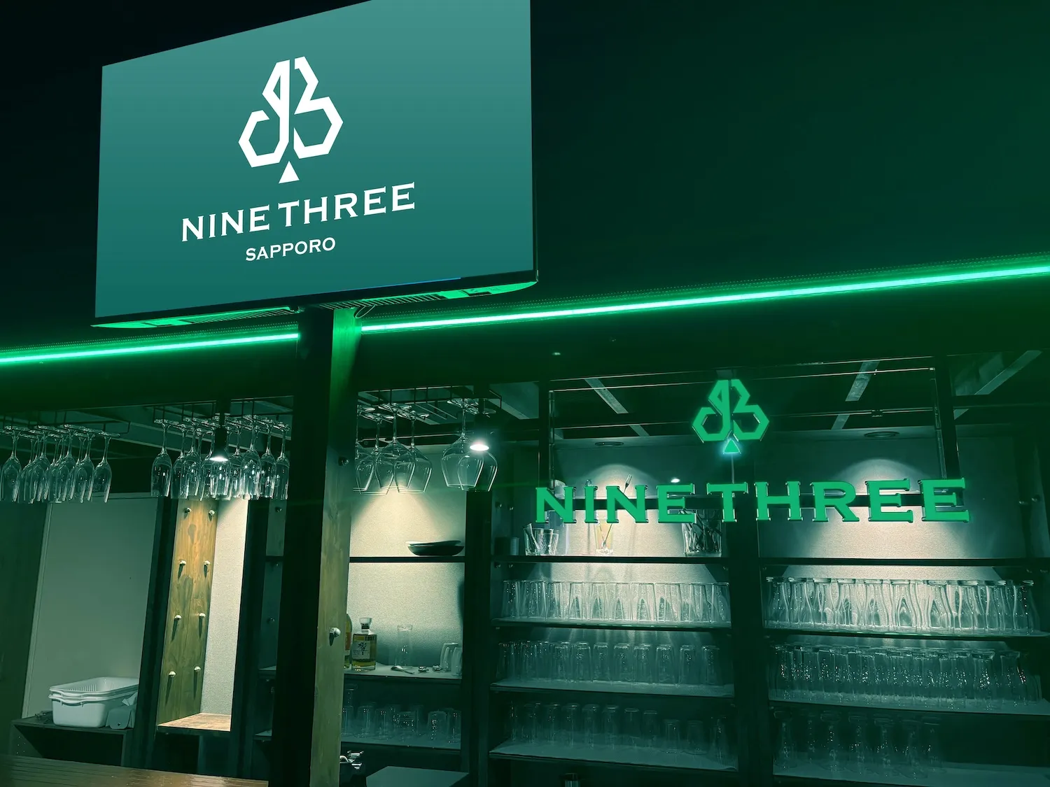 ドリンクが並ぶ店内の様子