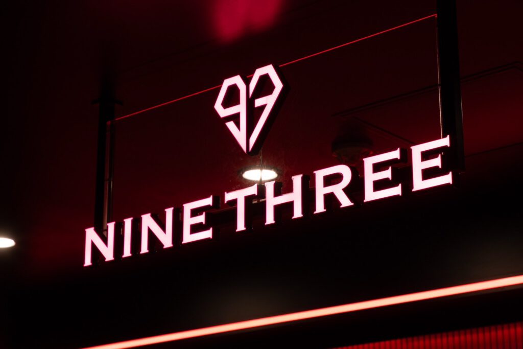 NINE THREE 新橋店 ロゴ